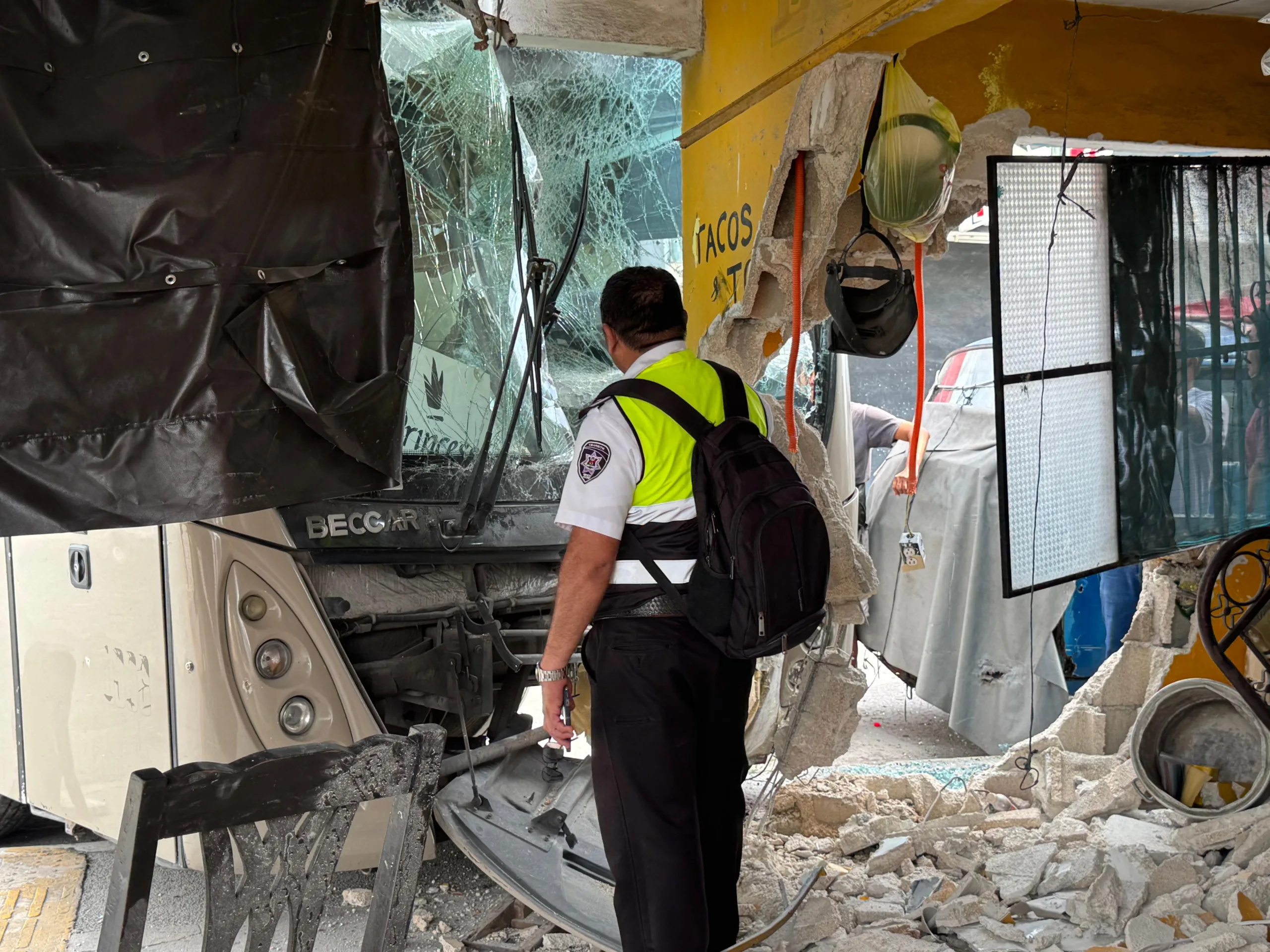 Autobús Del Valle transporte de personal se impacta contra vivienda en la SM 73; no hubo lesionados