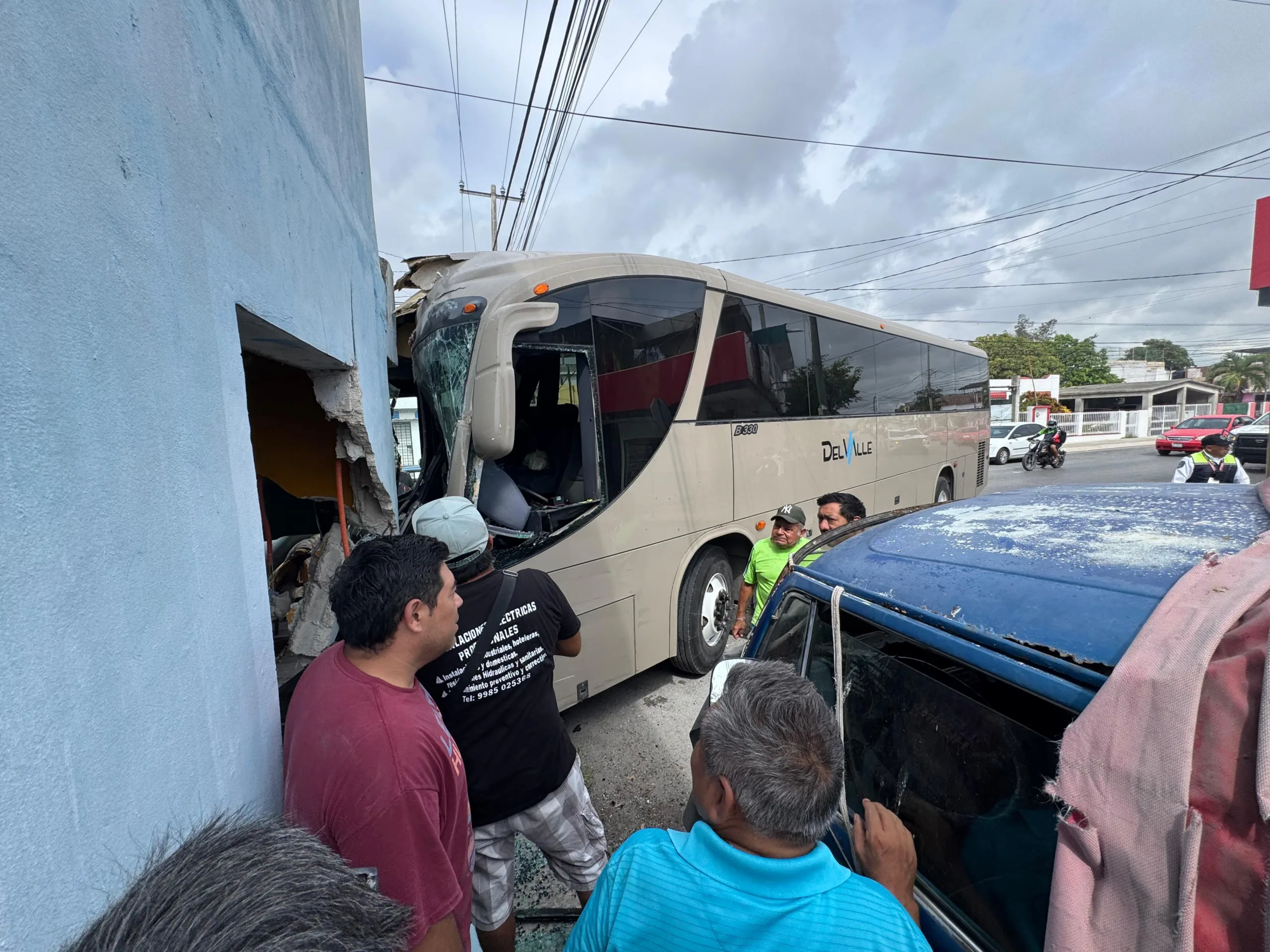 Autobús Del Valle transporte de personal se impacta contra vivienda en la SM 73; no hubo lesionados