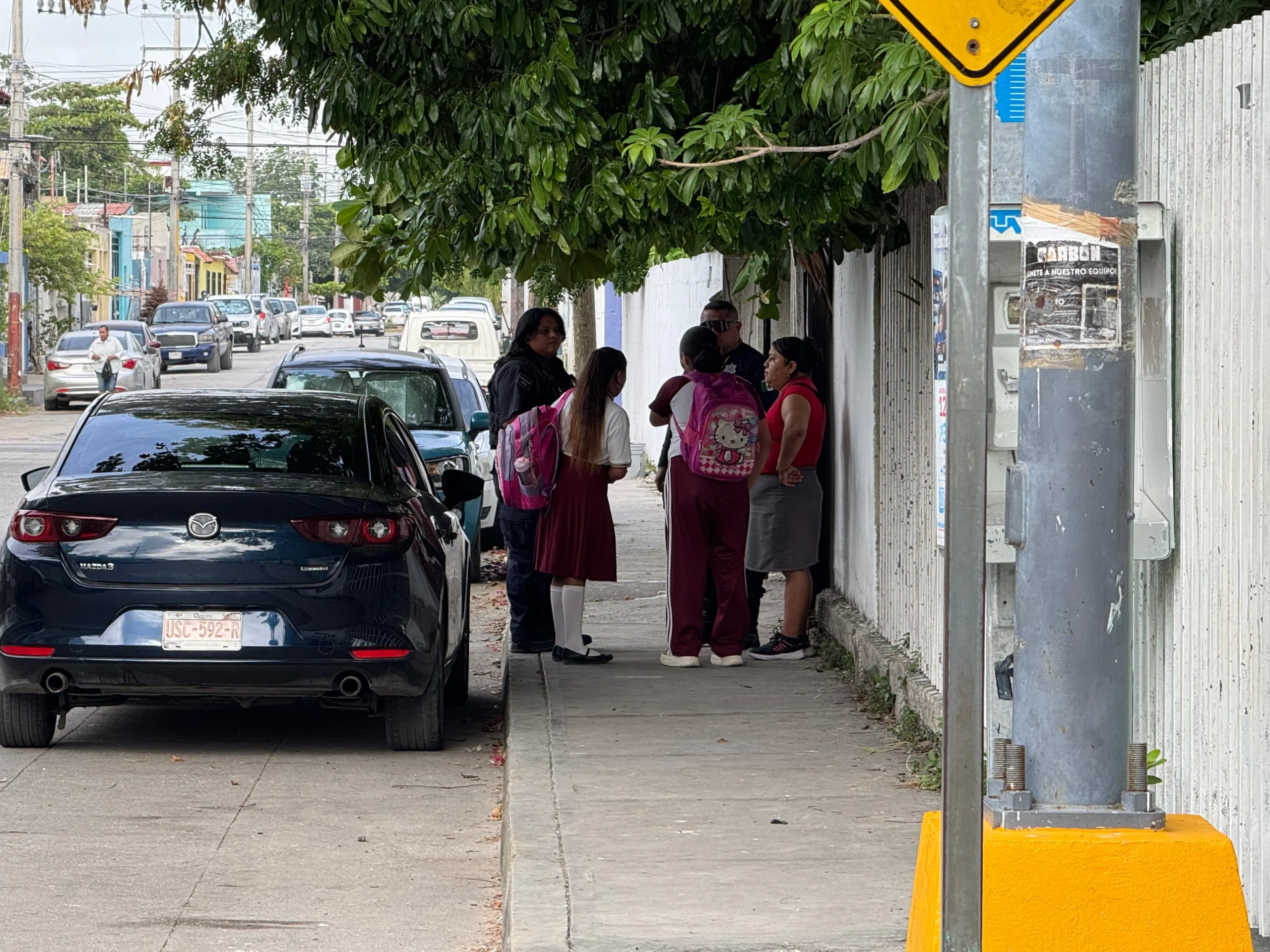 Movilizan autoridades y paramédicos en secundaria de Cancún por incidente entre estudiantes