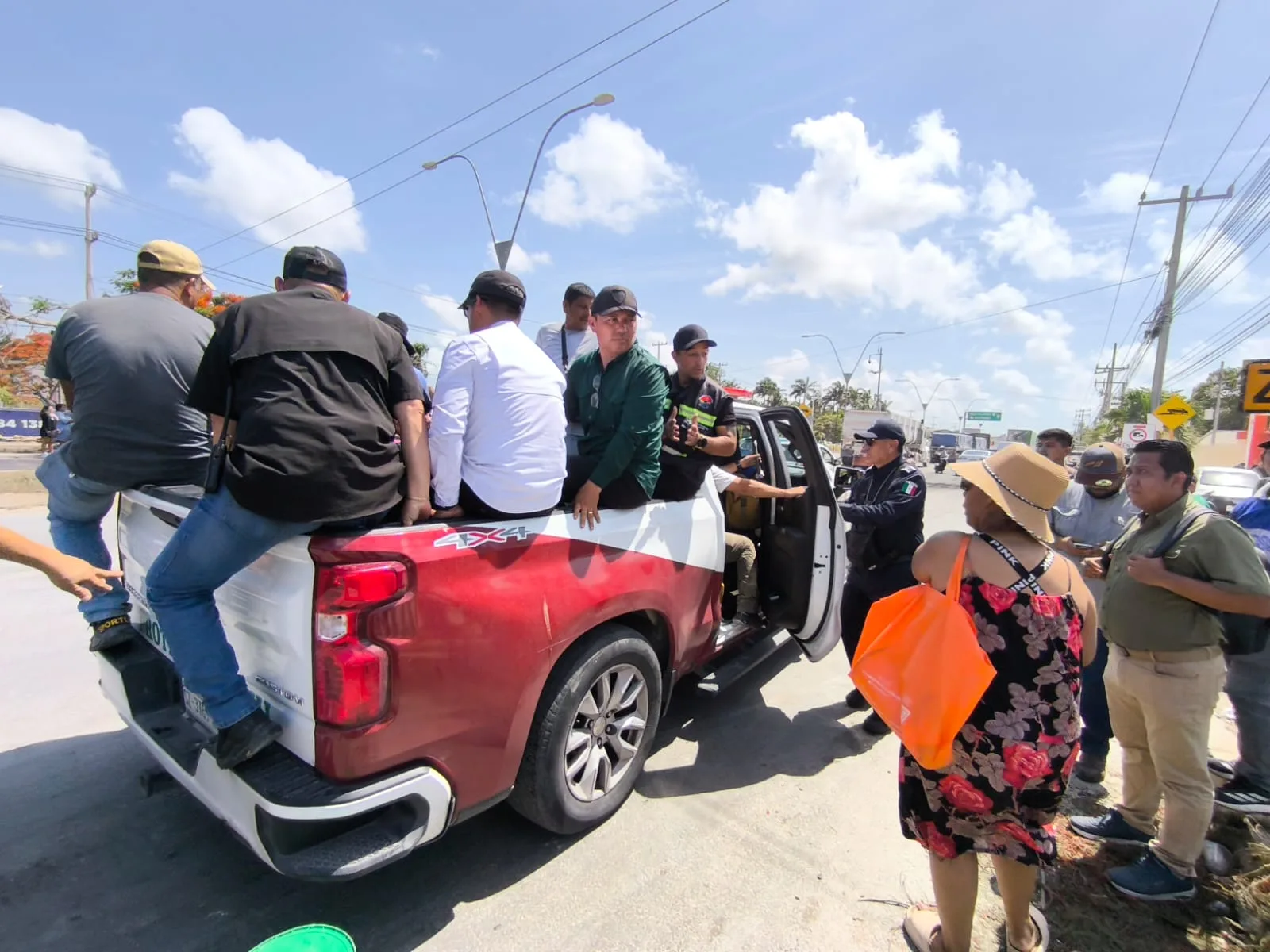 Tras casi 24 horas de caos, levantan bloqueo en los principales accesos a Cancún