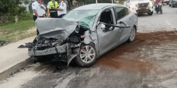 Choque entre autobús ADO y automóvil particular deja un lesionado en la avenida López Portillo