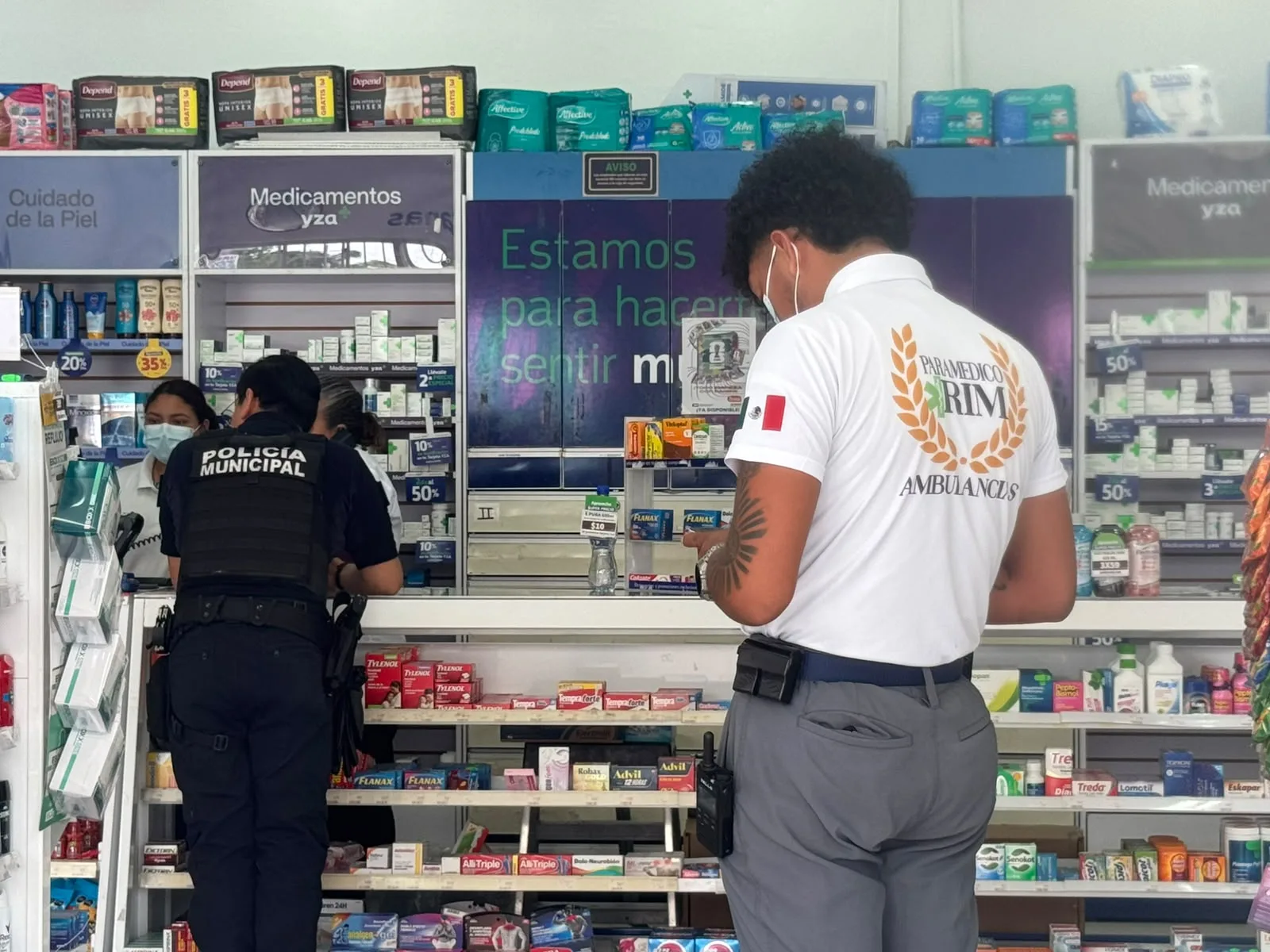 Asaltan con pistola en mano en farmacia en la Región 227; una empleada requirió atención médica