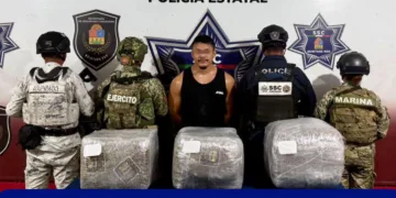 Interceptan vehículo con presunta droga en la avenida Chac Mool; un hombre fue detenido