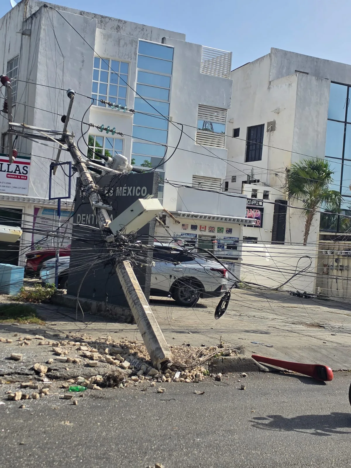 Camión de Autocar derriba línea de la CFE en la SM 26; vecinos reportan afectaciones