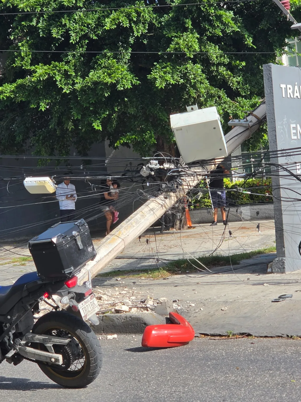 Camión de Autocar derriba línea de la CFE en la SM 26; vecinos reportan afectaciones