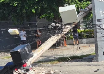 Camión de Autocar derriba línea de la CFE en la SM 26; vecinos reportan afectaciones