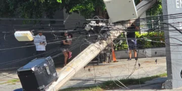 Camión de Autocar derriba línea de la CFE en la SM 26; vecinos reportan afectaciones