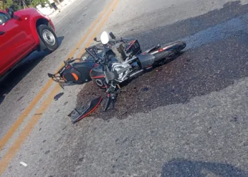 Motociclista permanece como desconocido tras accidente en la autopista de Cancún