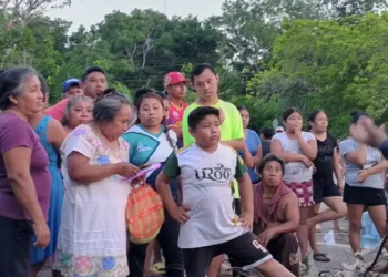 Habitantes bloquean carretera en FCP y retienen una unidad de CFE