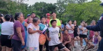 Habitantes bloquean carretera en FCP y retienen una unidad de CFE