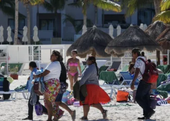 Playas de Cancún registran alta afluencia por vacaciones de verano
