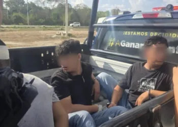 Persecución policial en carretera 307 deja detenidos en Cancún