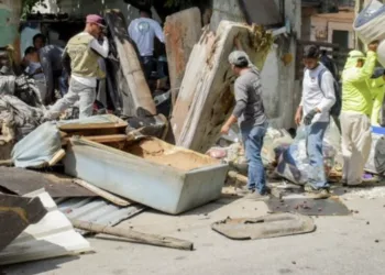 Retiran toneladas de cacharros en la Región 95 de Cancún por dengue