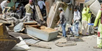 Retiran toneladas de cacharros en la Región 95 de Cancún por dengue