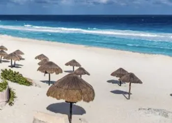 Alertan por sanciones a parejas por actos íntimos en playas de Cancún