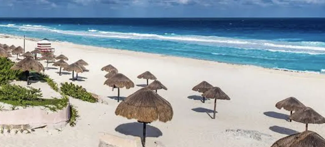 Alertan por sanciones a parejas por actos íntimos en playas de Cancún