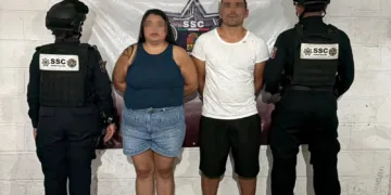 Detienen a pareja en Cozumel tras agredir y amenazar a policías