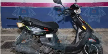 Caen dos jóvenes con presunta droga; operativo Blindaje Cancún recupera motocicleta robada