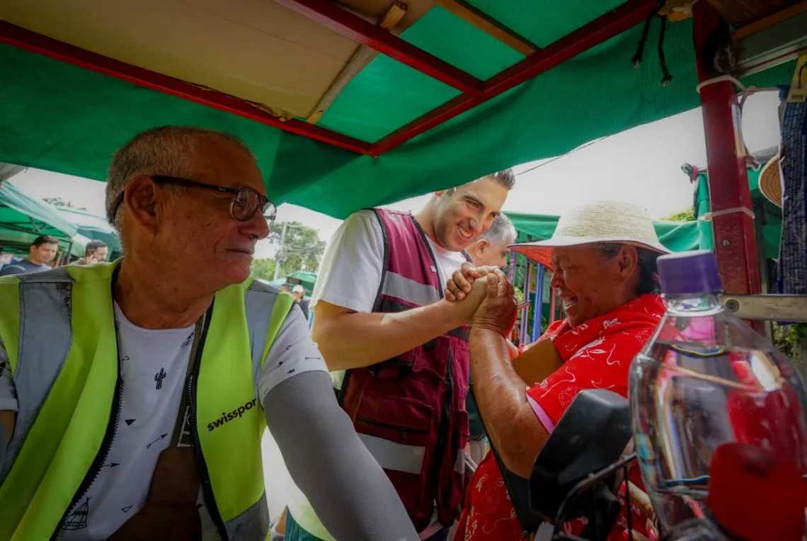 Gino Segura recorre tianguis de Cancún para mantener el diálogo con la ciudadanía y fortalecer el consumo local