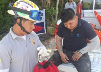 Trabajador de telecomunicaciones sufre descarga eléctrica en Tulum