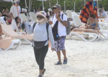 Comerciantes de playas en Cancún exigen frenar decomisos de mercancía