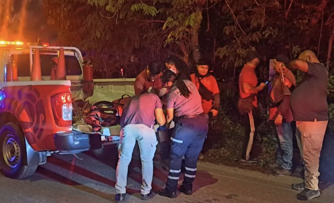 Repartidor resulta lesionado tras chocar en su motocicleta en Tulum