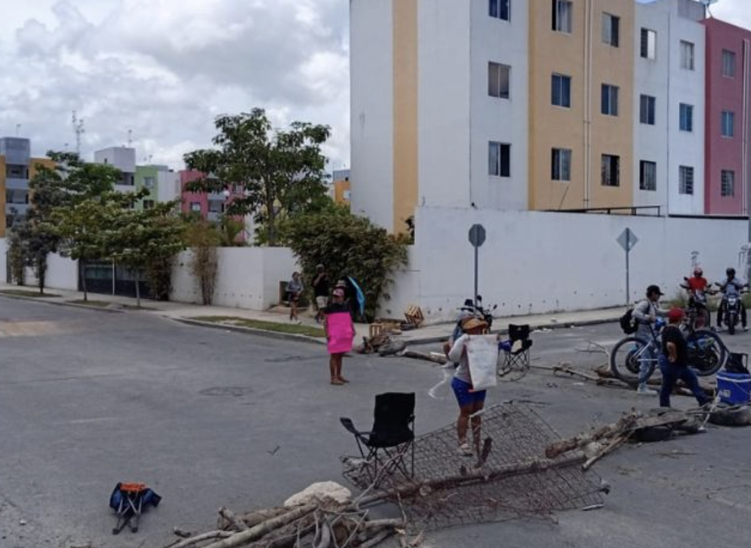 PLAYA DEL CARMEN. — La desesperación ante las fallas recurrentes en el suministro de energía eléctrica llevó a decenas de residentes de la zona de Xcacel a manifestarse públicamente. Los pobladores denuncian que los apagones se han vuelto constantes, prolongándose por horas o incluso días enteros, afectando de manera directa sus actividades cotidianas, la conservación de alimentos y la salud de sectores vulnerables. Los manifestantes señalaron que la falta de respuesta por parte de la Comisión Federal de Electricidad (CFE) ha rebasado los límites de su tolerancia, motivo por el cual decidieron alzar la voz para exigir brigadas de atención inmediata y la sustitución de transformadores obsoletos que colapsan ante la demanda actual. “Ya no soportamos pasar días enteros sin energía eléctrica; los aparatos electrodomésticos se nos queman y las autoridades de la CFE simplemente ignoran nuestros reportes constantes.” — Vecino afectado de la zona de Xcacel Los cortes de luz no solo impactan en los hogares, sino también en pequeños negocios locales y prestadores de servicios turísticos de la región, quienes reportan pérdidas económicas significativas debido a la interrupción de sus labores y la descomposición de insumos perecederos. Tras la protesta, los inconformes exigieron una mesa de diálogo formal con representantes de la empresa productiva del estado para garantizar el restablecimiento seguro del servicio y evitar que estas fallas operativas sigan afectando el bienestar de las familias de Playa del Carmen y sus alrededores.