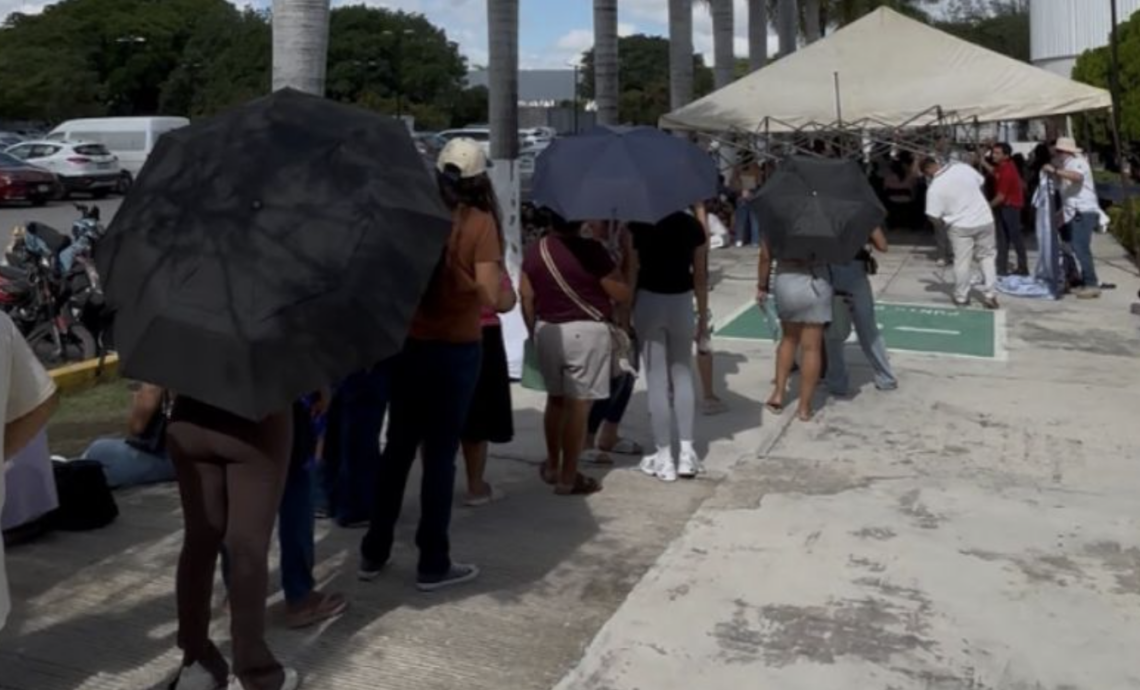 Padres buscan espacio para hijos en preparatorias públicas