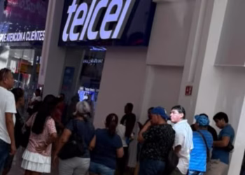Registro de líneas provoca largas filas en Cancún
