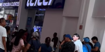 Registro de líneas provoca largas filas en Cancún