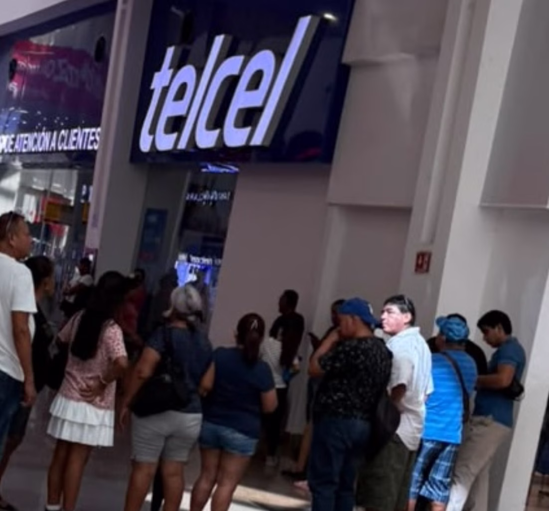 Registro de líneas provoca largas filas en Cancún
