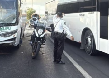 Choque de autobús y Urvan deja heridos en avenida Tulum