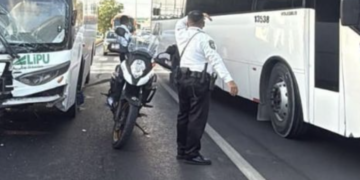 Choque de autobús y Urvan deja heridos en avenida Tulum