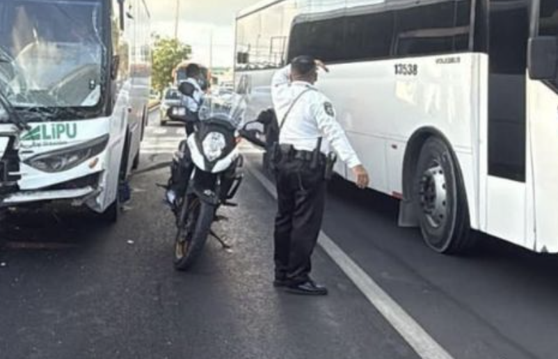 Choque de autobús y Urvan deja heridos en avenida Tulum