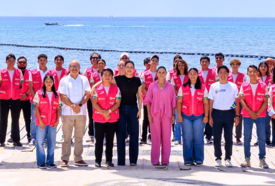 Gobierno de Playa del Carmen y Grupo Xcaret fortalecen atención al turista con entrega de chalecos a jóvenes de CAPTA
