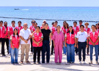Gobierno de Playa del Carmen y Grupo Xcaret fortalecen atención al turista con entrega de chalecos a jóvenes de CAPTA