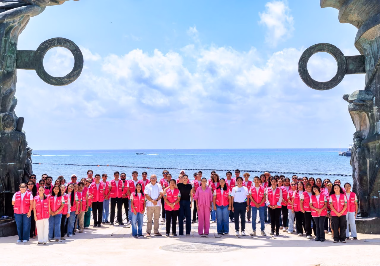 Gobierno de Playa del Carmen y Grupo Xcaret fortalecen atención al turista con entrega de chalecos a jóvenes de CAPTA