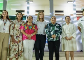 Chetumal enciende luces patrias en Palacio de Gobierno