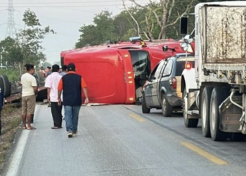 ráiler vuelca y bloquea carretera Cancún-Leona Vicario