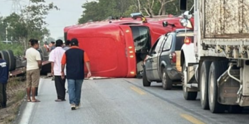 ráiler vuelca y bloquea carretera Cancún-Leona Vicario