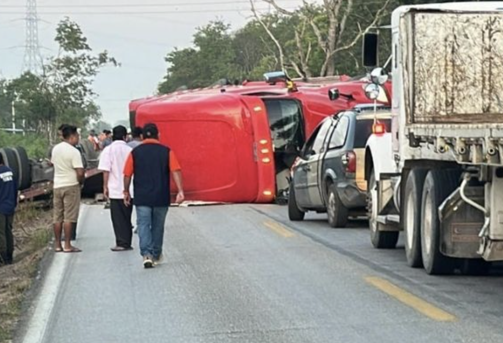 ráiler vuelca y bloquea carretera Cancún-Leona Vicario