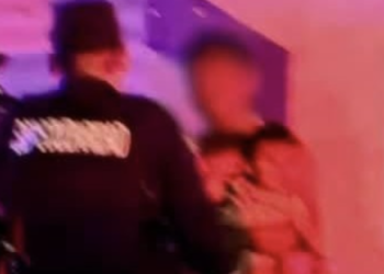 Hombre ebrio cae con bebé en brazos en Playa del Carmen