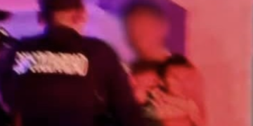 Hombre ebrio cae con bebé en brazos en Playa del Carmen
