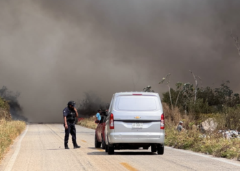 Humo de basurero reduce visibilidad en carretera a Valladolid