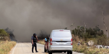 Humo de basurero reduce visibilidad en carretera a Valladolid