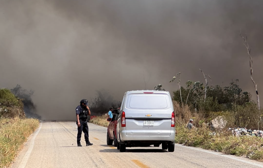 Humo de basurero reduce visibilidad en carretera a Valladolid