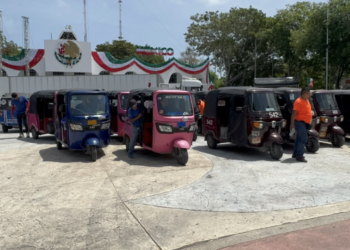 600 mototaxis marchan en Cancún y exigen seguridad