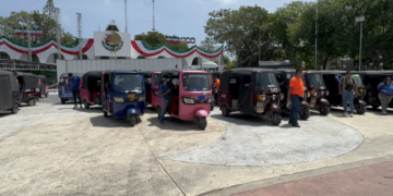 600 mototaxis marchan en Cancún y exigen seguridad