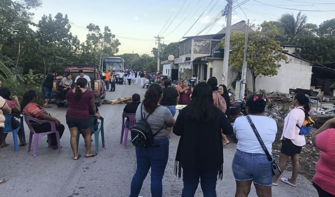 Padres bloquean carretera Chumpón-Tepich por domo escolar