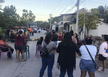 Padres bloquean carretera Chumpón-Tepich por domo escolar